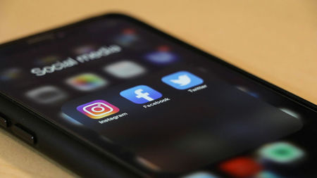 How Luxury Travel Brands Use Social Media Promotion Tools to Set New Trends